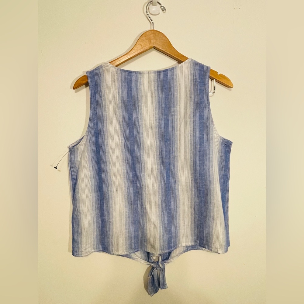 Medium Charlie B light weight sleeveless top.